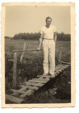 Homme debout passerelle pont - photo ancienne amateur an. 1934