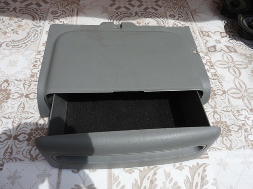 Boite gants sous siege droit - boite, a