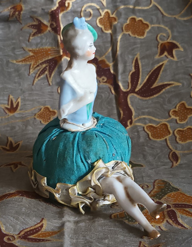 Demi figurine half doll - demi, half-doll