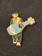 Pin’s Golfeur Perrier Arthus