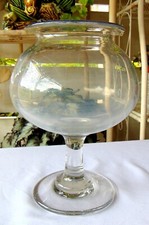 BOCAL A SANGSUES SUR PIED VERRE SOUFFLE XIXEME