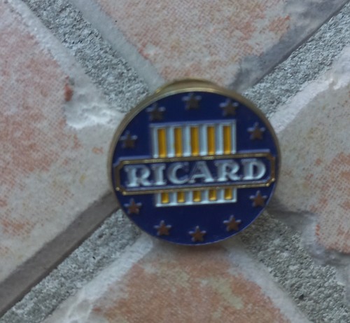 Pin ricard carré jaune - ricard,