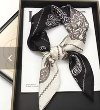 Écharpe Carrée en Satin pour