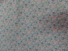 Tissu Coton popeline blanche imprime liberty fleurs ton saumon et vert 