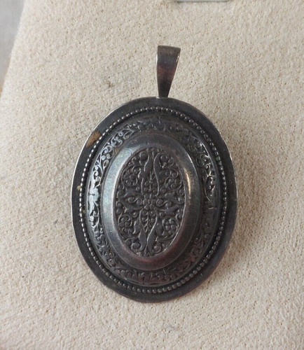 Ancien pendentif médaillon - /,