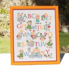 Broderie abécédaire Les Triplés sous cadre en verre 55 cm