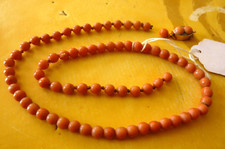 Beau collier ancien en corail fermoir en or 18 K & 2 diamants