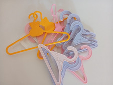 Lot de 15 cintres vintages pour poupée dont COROLLE, FAMILLE GLADY et AIMANTINE