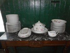 SERVICE DE TABLE DE 43 PIECES