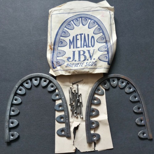 Crampons métalliques anciens - ,