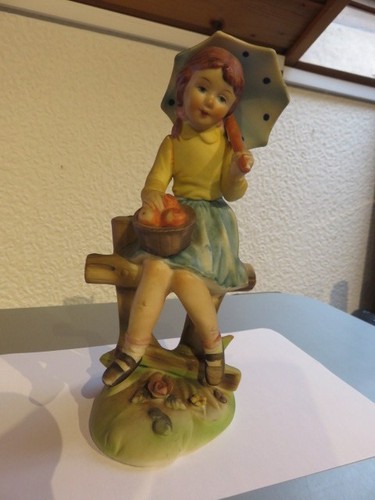 Figurine fillette parapluie