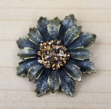 Broche fantaisie Fleur Marguerite en métal vieilli, coeur pierres strass ambre
