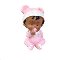 Figurine sujet baptême baby shower en résine- Bébé fille de couleur avec tétine