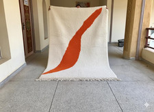 Tapis en laine berbère marocain Beni Ourain couleur blanc et orange tapis fai...