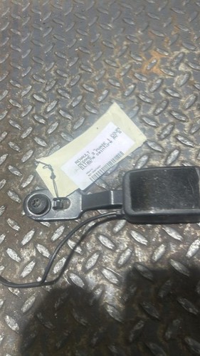 Attache ceinture avant - , gauche