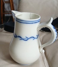 Pot à lait en porcelaine d'Arras du 18 eme siecle.