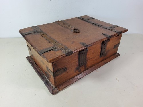 Très ancien coffre coffret