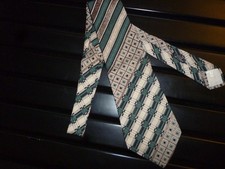 Ancienne cravate 100% soie MAGGY ROUFF couleurs dominantes vert et beige