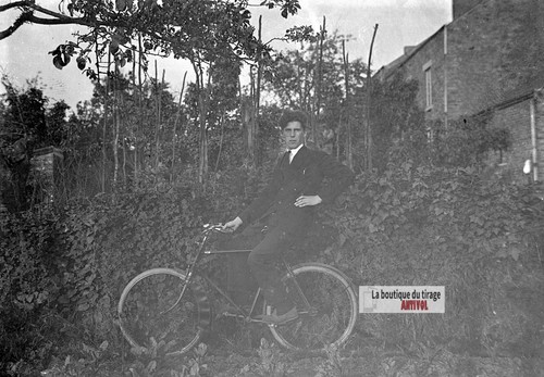 Jeune homme bicyclette - jeune,