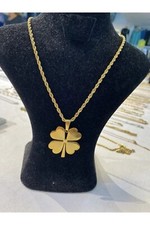 Collier avec pendentif trèfle doré sur chaîne torsadée