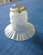 N°1 - Tulipe ancienne en verre moulé dépoli avec sa griffe en laiton