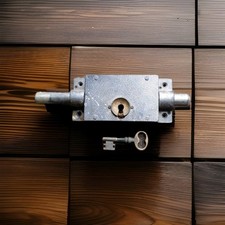 Ancienne serrure de cellule de