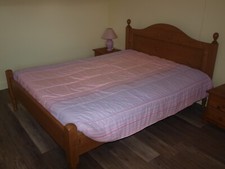 Lit en pin +2 tables de chevet  + lampes de chevets