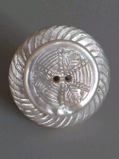 Bouton ancien en nacre blanche épaisse ciselée. 30mm.