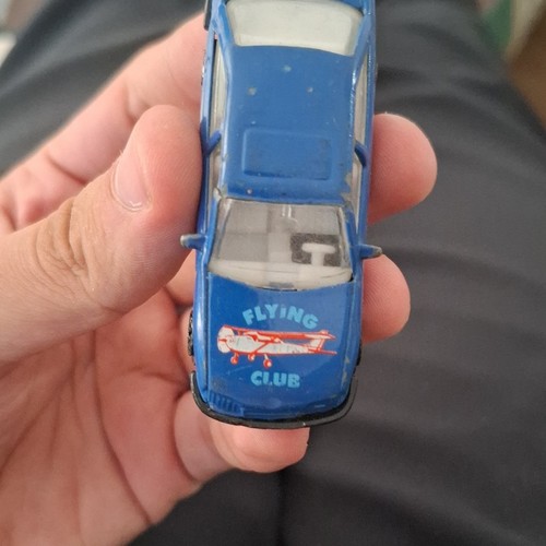 Voiture miniature bleue - , «