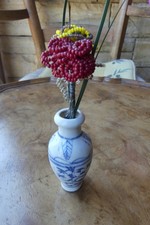 Arts décoratifs. Petit vase céramique décor floral bleu. Fleurs artificielles