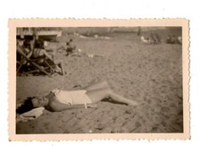 A30 Ancienne Photo Snapshot 2 photos femme sur la plage St Raphael 1948