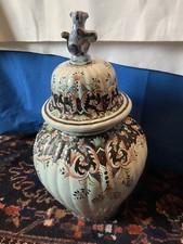 Très jolie potiche ancienne en faïence, beau décor, couvercle avec animal…