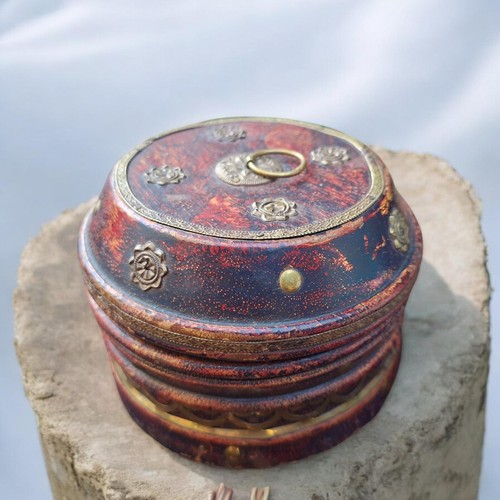 Ancienne boîte ronde ciselée