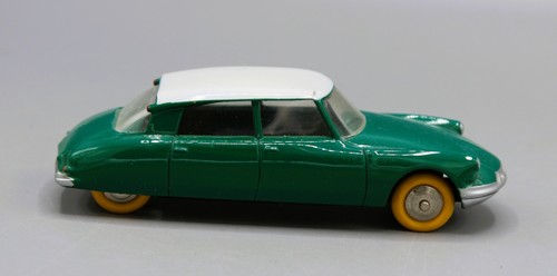 Voiture miniature dinky toys - voiture,