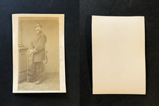 Homme en uniforme et manteau militaire, appuyé sur son épée, circa 1870 CDV vint