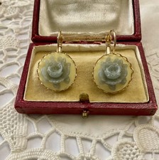 SUBLIME CAMEE FLORAL BAKELITE PLAQUÉ OR, BELLES BOUCLES D’OREILLES ANCIENNES