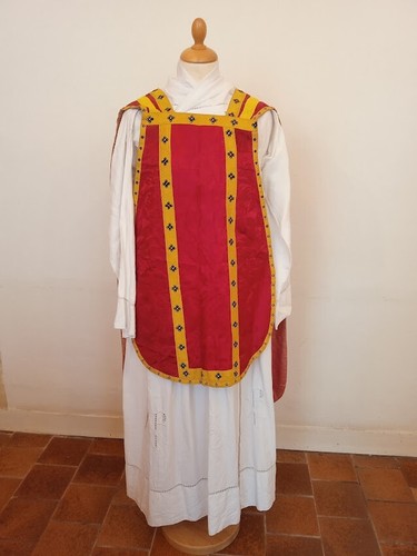 Chasuble rouge damassé de - rouge,