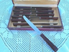 12 couteaux Vintage avec lame en inox et manche bakélite ? de couleur bordeaux 