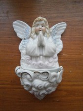 Benitier ancien- Angelot priant en porcelaine blanche- rosée- bleutée et doré