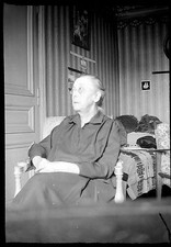 Vieille dame assise fauteuil -