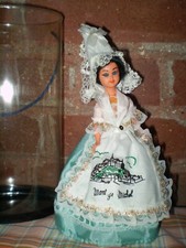 POUPEE FOLKLORIQUE REGIONALE MONT SAINT MICHEL SUR SON TABLIER / AVEC BOITE