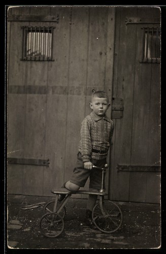 Petit garçon avec tricycle