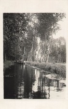 Belle carte photo d'une barque dans la rivière. 80111