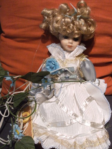 Jolie poupée porcelaine sur - jolie,
