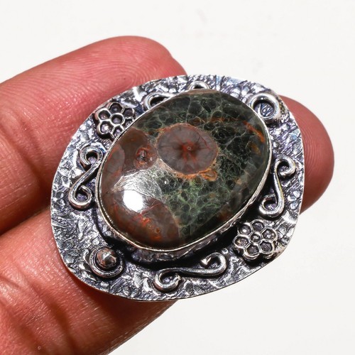 Bague pierre précieuse peau