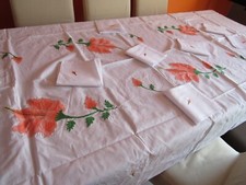 Jolie NAPPE DE TABLE BLANCHE