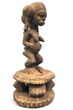Art Africain - Maternité Baoulé sur un Tabouret Akan - Patine Croûteuse - 45 Cms