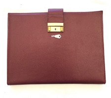 Porte document en cuir rouge avec sa clé