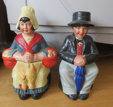 2 POT A TABAC jeune homme au parapluie et fermière et poulets biscuit porcelaine