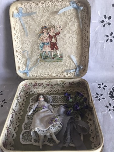 Poupée ancienne dans son - poupée,